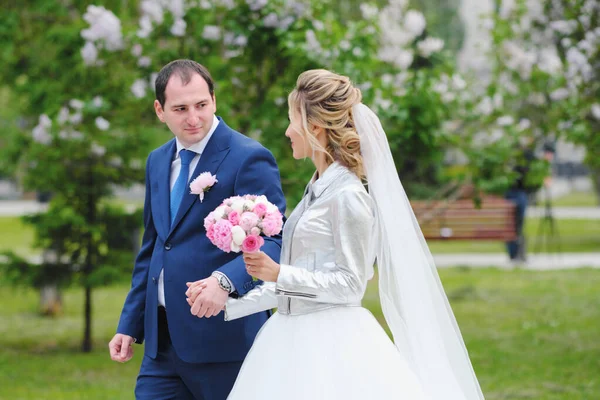 Pretty Newlyweds Posing Spring Park — ストック写真