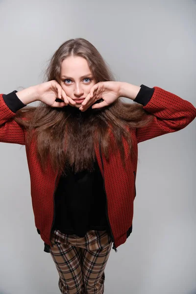 Adolescente Chica Haciendo Caras Divirtiéndose Posando Estudio — Foto de Stock