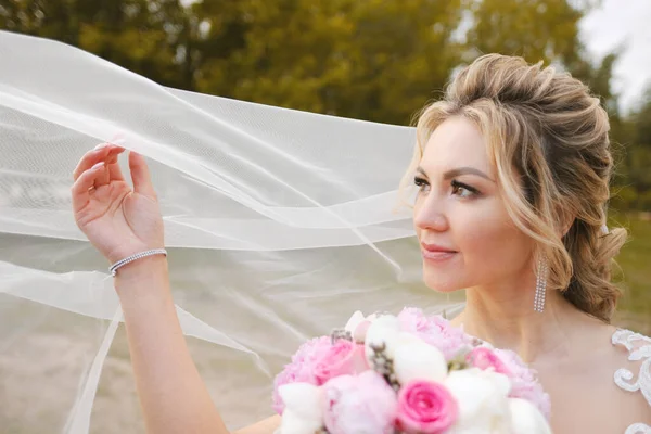 Jolie Mariée Blonde Posant Dans Jardin Printemps — Photo