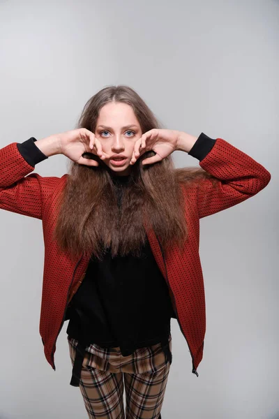 Adolescente Chica Haciendo Caras Divirtiéndose Posando Estudio — Foto de Stock