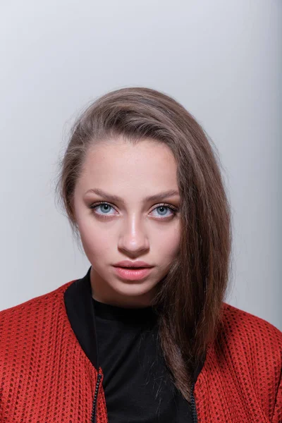 Tini Lány Bolyhos Haj Visel Piros Kabát Pózol Stúdióban — Stock Fotó