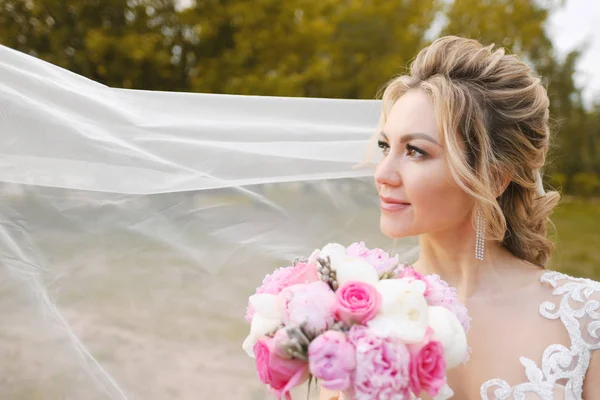 Jolie Mariée Blonde Posant Dans Jardin Printemps — Photo