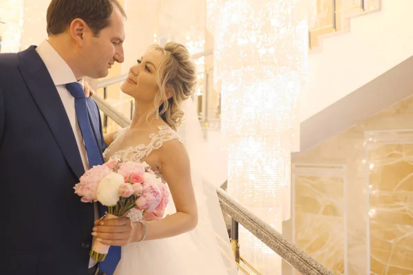 Blonde Bride Brunette Groom Posing Together — ストック写真