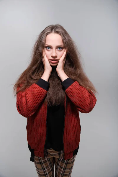 Adolescente Chica Haciendo Caras Divirtiéndose Posando Estudio — Foto de Stock