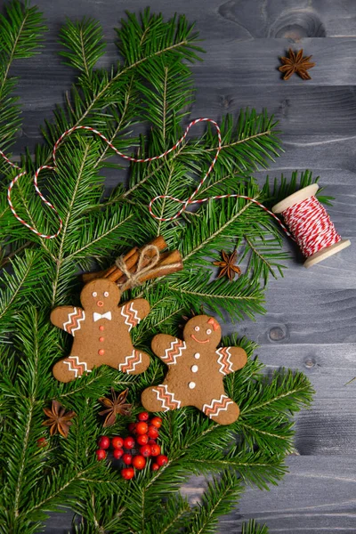 Piernikowe Ciasteczka Świątecznym Zimowym Tle Gałązkami Jodły — Zdjęcie stockowe