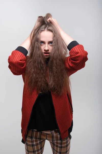 Adolescente Chica Haciendo Caras Divirtiéndose Posando Estudio — Foto de Stock