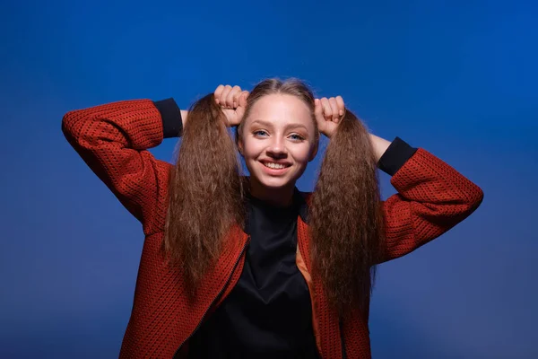 Симпатична Дівчина Підліток Робить Хвостики Тримають Волосся Руками Позує Студії — стокове фото