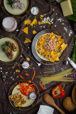 Meksika tacoları ve çeşit çeşit sofra mezeleri.