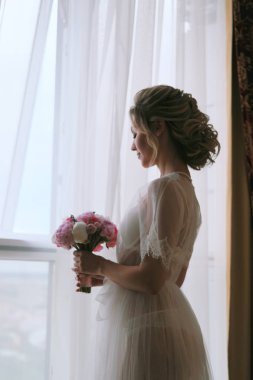 Peignoir 'deki gelinin portresi