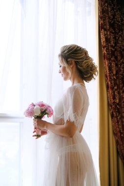 Peignoir 'deki gelinin portresi