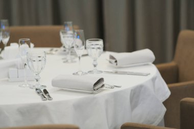 Restoran masasının düğün takımı.