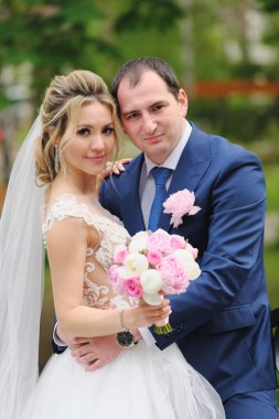 Parkta poz veren güzel gelin ve damat