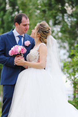 Parkta poz veren güzel gelin ve damat