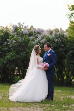 Parkta poz veren güzel gelin ve damat