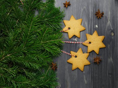 Şenlikli kış arka planında zencefilli kurabiyeler ve köknar dalları