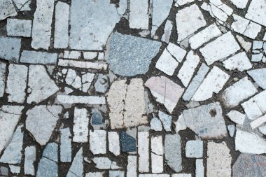 Çatlak kiremitleri olan eski duvarın desenli arka planı