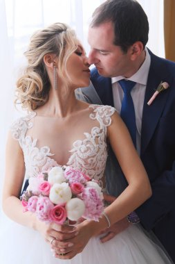 Odada poz veren yeni evlilerin yakın plan portresi.