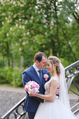 Parkta poz veren güzel gelin ve damat