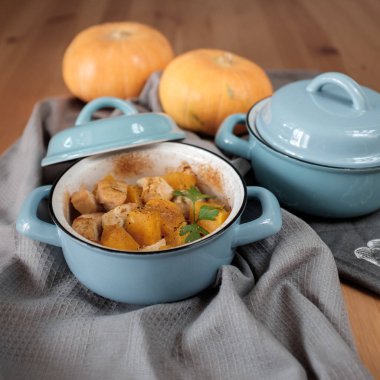 Tavuklu fırında kabak.