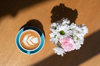 Sıcak latte sanat kahve