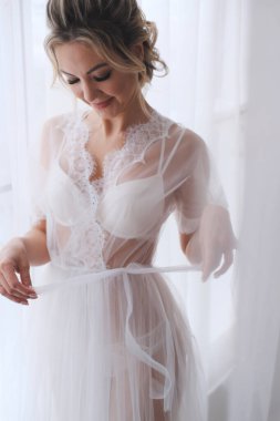 Peignoir 'deki gelinin portresi