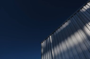 Metal çitli ve mavi gökyüzü olan şehir manzarası