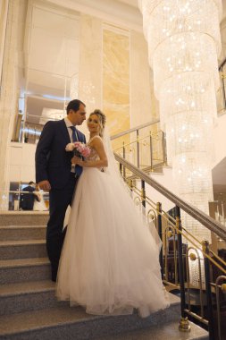 Sarışın gelin ve esmer damat birlikte poz veriyorlar.. 