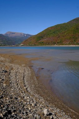 Nehirde yansıması olan dağların manzarası