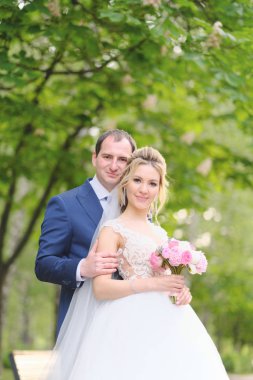 Parkta poz veren güzel gelin ve damat