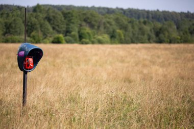 Sahada küçük bir telefon kulübesi