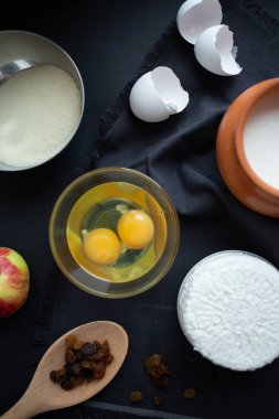 Masada servis edilen cheesecake için çeşitli malzemeler