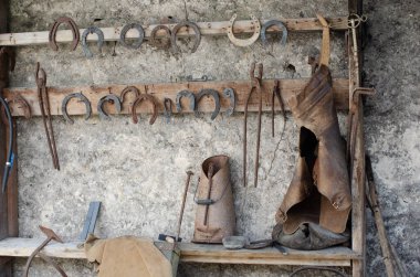 Garaj duvarında asılı eski nallar