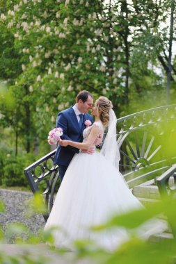 Parkta poz veren güzel gelin ve damat