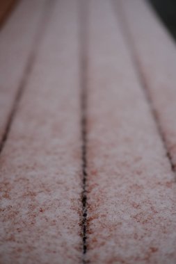 Pembe tüylü halıya yakın.
