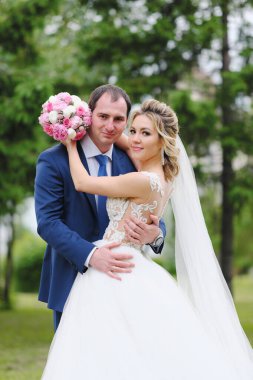 Parkta poz veren güzel gelin ve damat