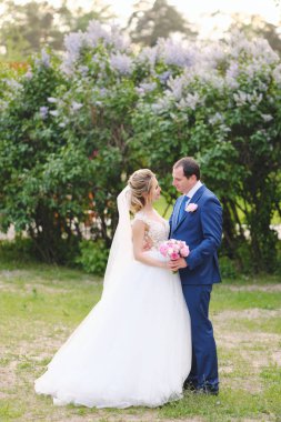 Parkta poz veren güzel gelin ve damat