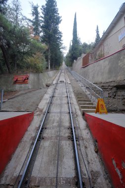 Şehirdeki demiryolu köprüsü.