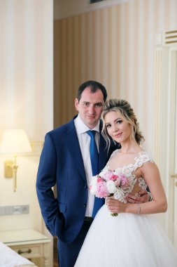 Odada poz veren yeni evlilerin yakın plan portresi.