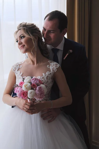 Closeup Portrait Newlyweds Posing Room — Stock Photo, Image