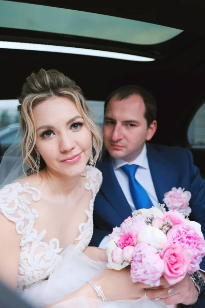 Blonde Bride Brunette Groom Posing Together Sitting Car — Stock Photo, Image