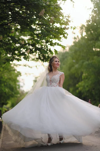 Jolie Mariée Blonde Posant Dans Jardin Printemps — Photo