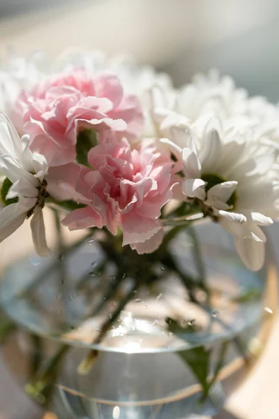 Bukett Med Ömma Vita Blommor Glasvas Bordet — Stockfoto