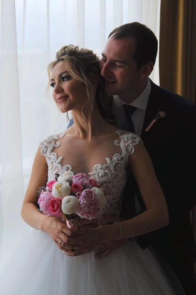 Portrait Newlyweds Posing Room — Stock Photo, Image