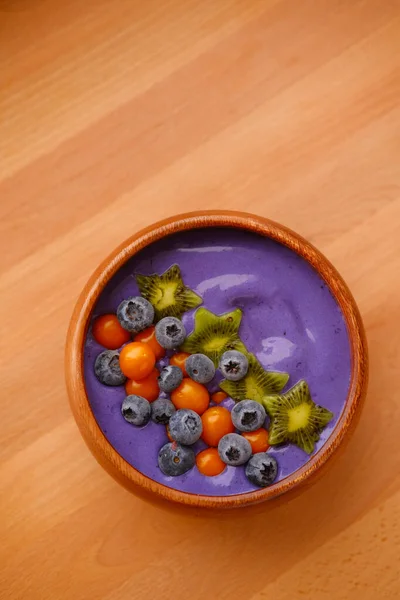 Sabroso Yogur Violeta Con Arándanos Kiwi Plato — Foto de Stock