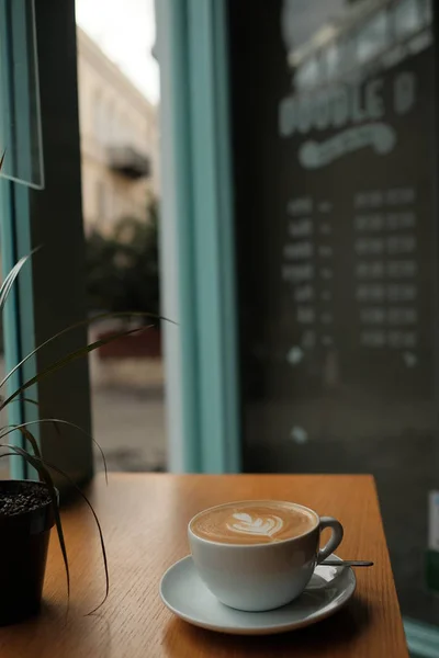 Caffè Latte Servito Tavolo Legno Caffetteria — Foto Stock