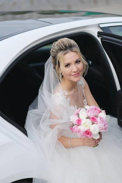 Pretty Blonde Bride Going Out Car — 스톡 사진