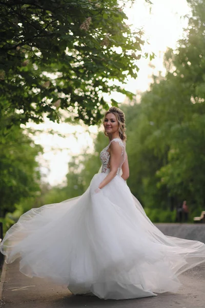 Hübsche Blonde Braut Posiert Frühlingsgarten — Stockfoto