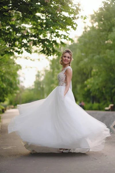 Hübsche Blonde Braut Posiert Frühlingsgarten — Stockfoto