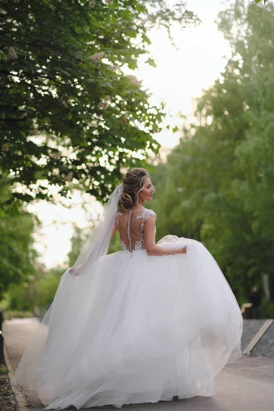 Bella Sposa Bionda Posa Nel Giardino Primaverile — Foto Stock