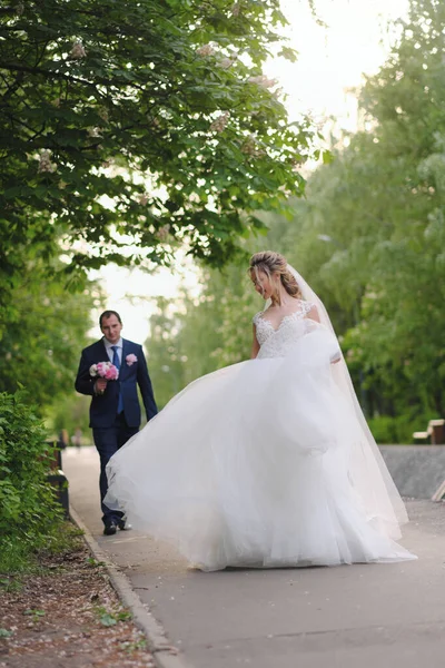 Pretty Bride Groom Posing Park — Stock Photo, Image